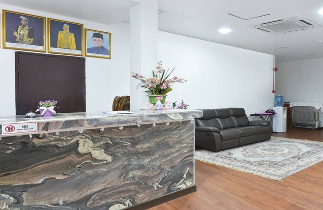 OYO 90869 Hotel Madeena Inn