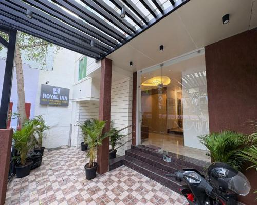 Hotel Royal Inn Near US Consulate, Apollo Hospitals