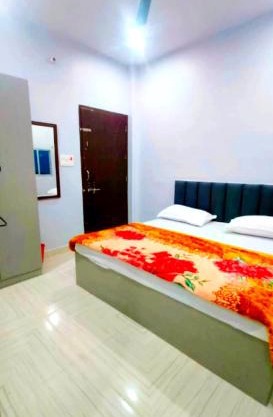 HOTEL SHIVASHRAM NEAR KASHI VISHWANATH TEMPLE - FullY AC ROOMS
