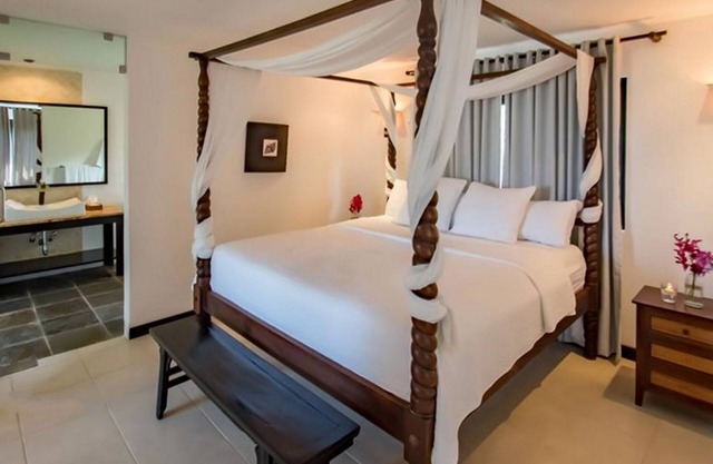 Hotel suite in luxury resort, snooker table, pool, jacuzzi, meals available