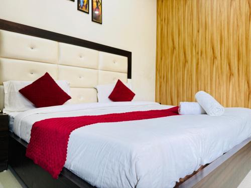 Hotel Yogasthali Tapovan - Budget Friendly ! Couple Friendly ! Family Friendly ! Lift ! Parking ! Open Rooftop