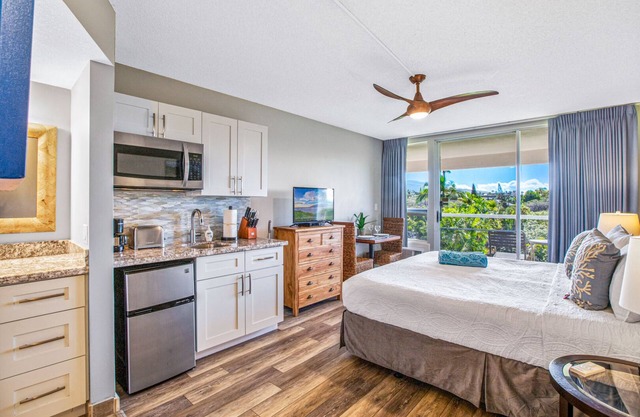 ¡Ultimo piso! Maui Banyan exclusivo remodelado Studio pasos a la playa, tiendas