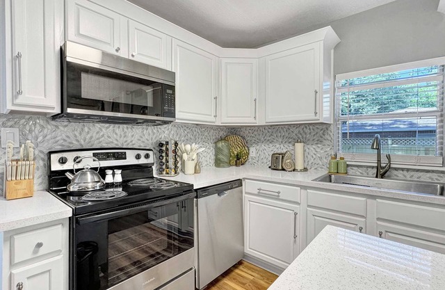 HotTub Pets Walk2Beach FastWiFi Priv.Yard FirePit