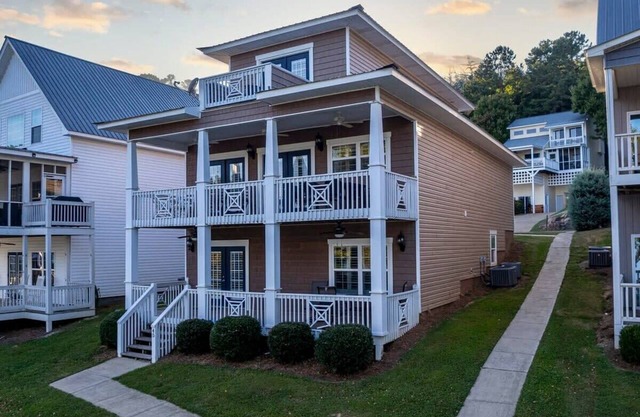 House# 45 The Maine House (No Pets) Lakefront / Private Boatslip