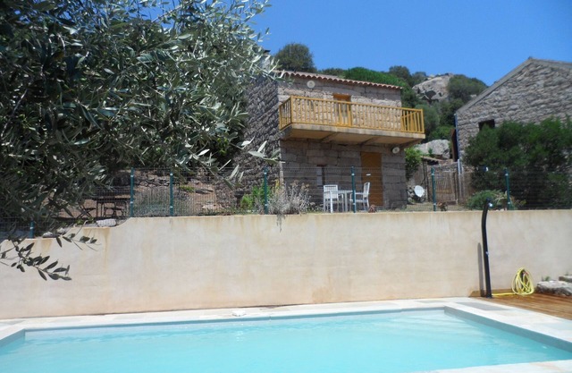 Casa ninguna piedra en el monte, piscina privada climatizada, Wi-Fi