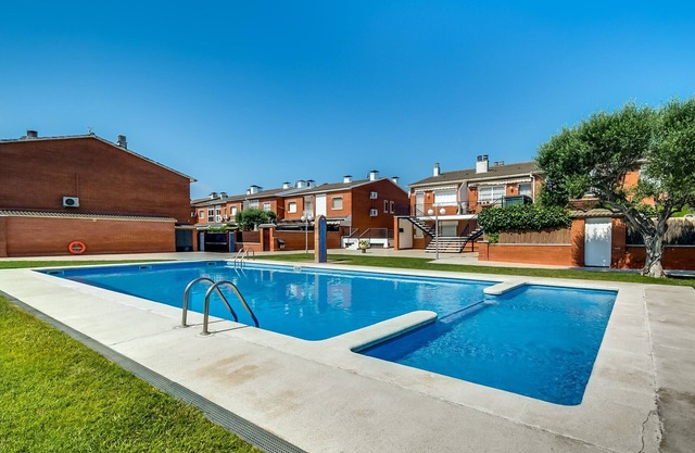 Casa 8 pax, jardín y piscina comunitaria, barbacoa privada, wifi gratis y aire acondicionado en el salón. Cerca de la playa de la Costa Brava y Costa Barcelona. Vivalidays Pinell.