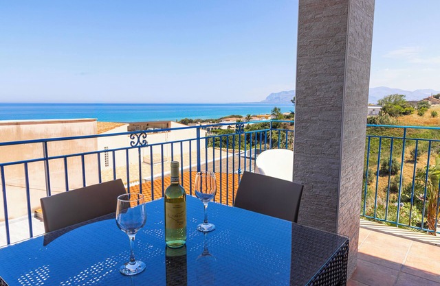 CASA EN UNA VILLA TÍPICA A 150 METROS DEL MAR ALQUILER DE COCHES WIFI