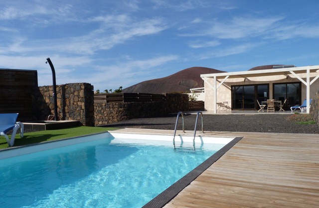 Casa en Lajares, vistas a volcanes, piscina climatizada.