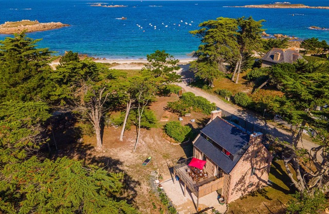 House ☆☆☆ in Landrellec, recent renovation, feet in the water.