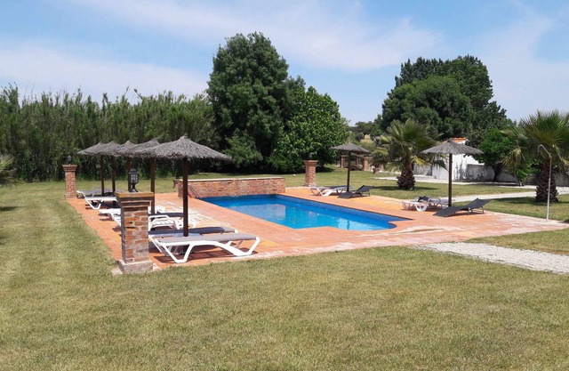 Casa con vistas a la piscina, ideal para familias.