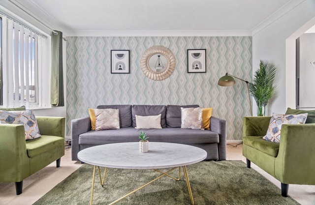 The Olive Nest Lush House in Ashford with Drive