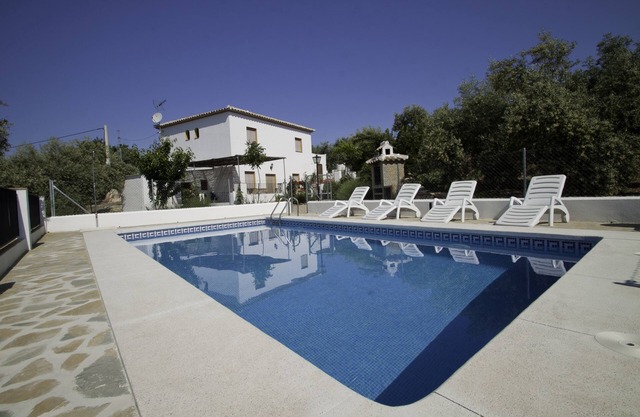 CASA CON JARDÍN Y PISCINA