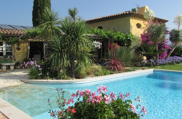 Encantadora villa con piscina, jardín exótico, calma, magnífica vista.
