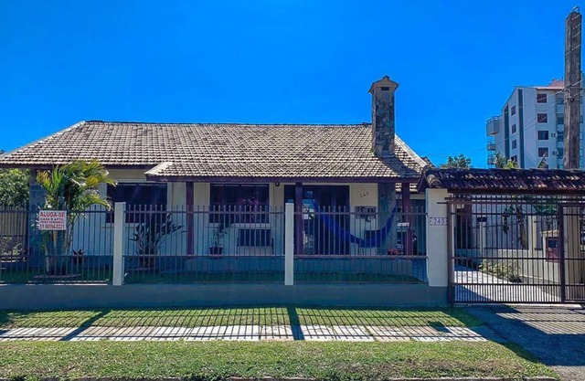 Casa con 4 dormitorios, garaje para 3 coches a 900mts del centro y 500mts de la playa.