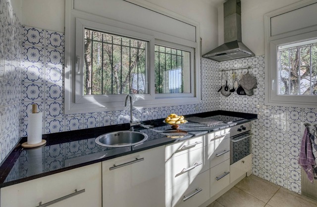 Casa con hermosa vista, piscina, terraza y jardín