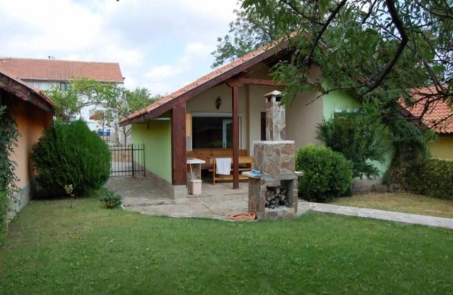 Casa con jardin, cerca del mar negro