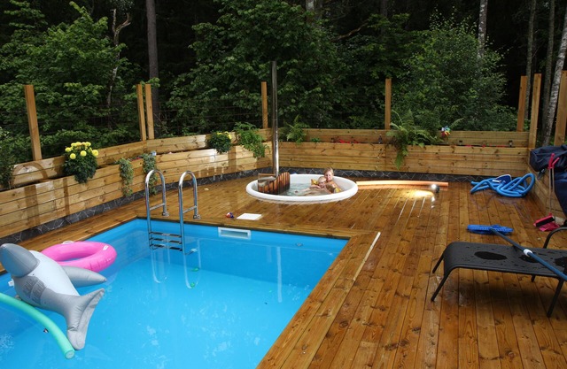 Casa con un entorno verde y piscina tranquila cerca de la ciudad de Estocolmo