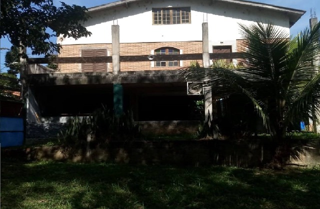 Casa con amplia zona verde con parque y presa cerca.