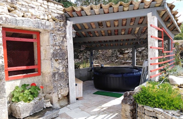 House with large garden and private jacuzzi. Natura2000 classified site for its flora