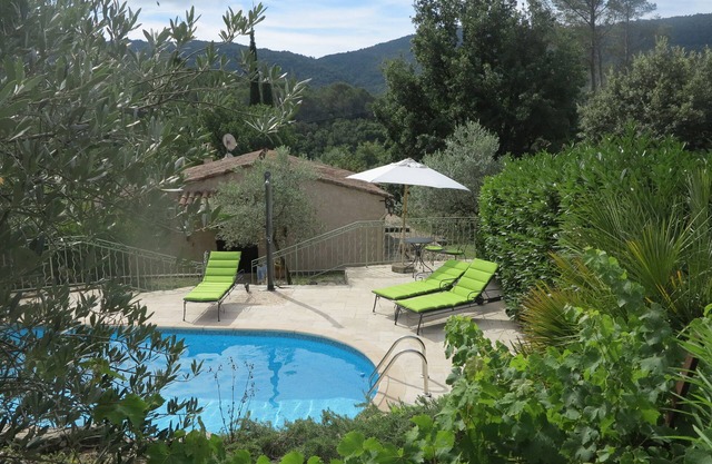 Casa con piscina exterior en un entorno precioso.