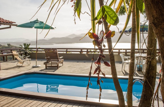 Casa en una comunidad cerrada con piscina y espectaculares vistas de la laguna de Garopaba