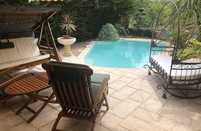 House with swimming pool, quiet area -