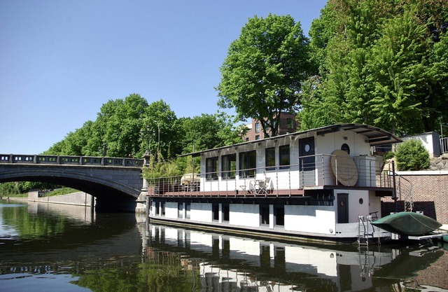 Casa flotante en el centro de Hamburgo en lugar de casa unifamiliar con jardín directamente en el agua