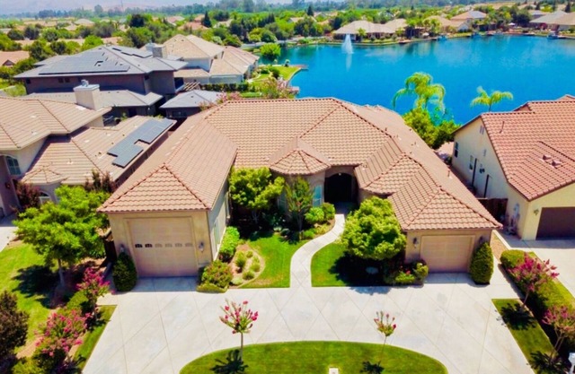 HUGE LAKEFRONT HOME . POOL. GARAGE . NATIONAL PARKS