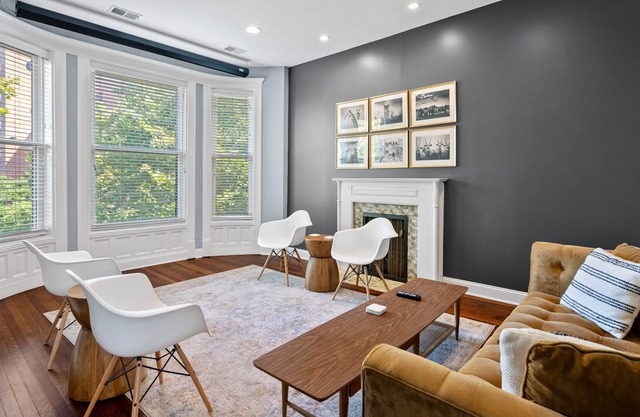 Huge Lincoln Park Space Sleeps 20 w/Parking