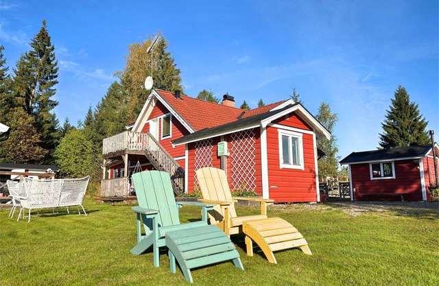 Hus Bubbarsbo - Family vacation home by the lake with garden & canoe in Kolsva