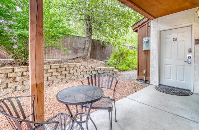 Icicle Village Resort 401 & 402: Ponderosa Hideaway