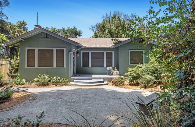 Iconic Old Fig Home - Amazing Yard w/BBQ & Firepit