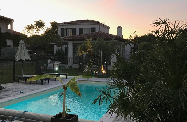 Villa familiar ideal con piscina y casa de piscina, para unas vacaciones acogedoras