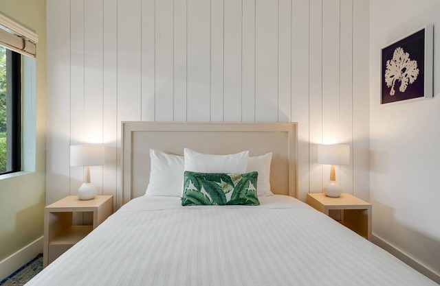 Ideal Location! Onsite Pool, Free Breakfast, Free Parking