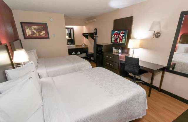 Ideal Mix of Comfort and Value! Pet-friendly Unit with Complimentary Parking!