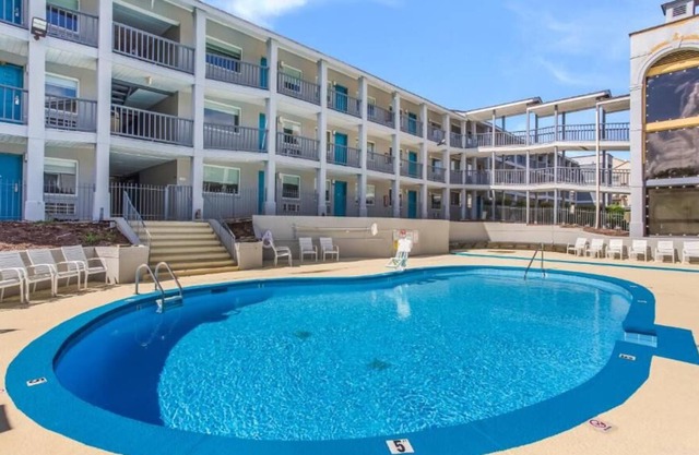 Ideal Mix Of Value, Comfort And Convenience! Free Onsite Parking, Pool