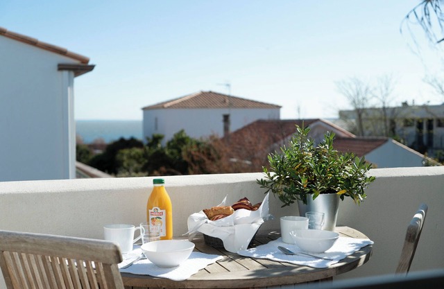 Ideal stay, with beaches, ponds and tramway just around the corner! Apt 2