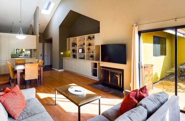 Ideally located Apt in Downtown San Carlos