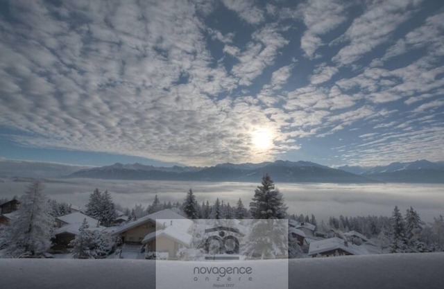 Ideally located in a quiet part of Anzère, this charming renovated flat offers breathtaking views of