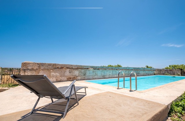 Casa de campo idílica con piscina, jardín y patio; aparcamiento disponible