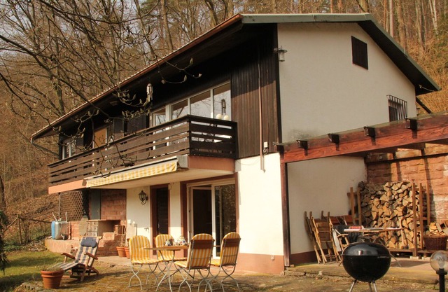 Idílica casa del bosque en Schönau. lado soleado. Cerca de Heidelberg