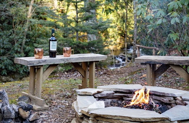 Idyllic modern 1800s Log Cabin Hot Tub & Fire Pit Sugar Mountain