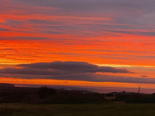 Idyllic Whitby Cottage, with sea views, sleeps 6