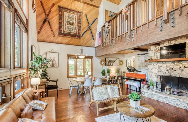 Idyllic wooded getaway with wraparound deck, WiFi, kayaks & washer/dryer