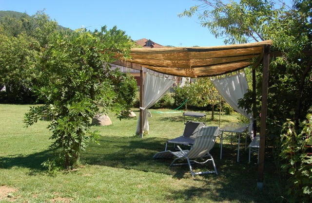 Il Balcone, apartment, with a large garden on the outskirts, near the Ligurian coast