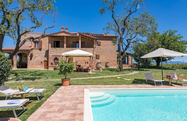 Il Grillo 8, Emma Villas