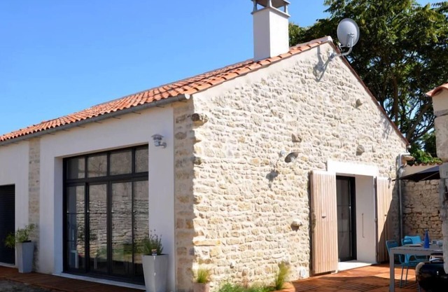 Antigua bodega completamente renovada en jardín cerrado.