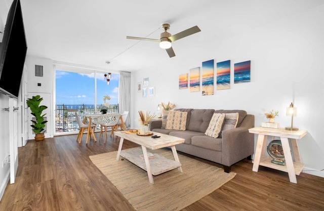 Ilikai Marina 694 Ocean/Sunset/Fireworks View King Bed, Sofa Bed