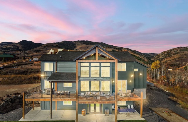 IMMACULATE Modern Rustic Luxury - Captivating Views - Sleeps 26