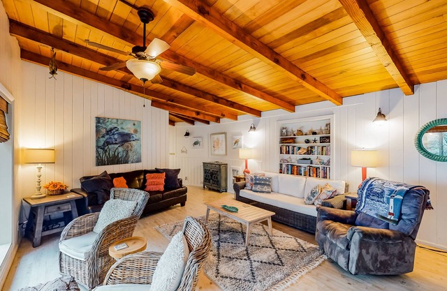 casa con vista al mar impecable con acceso a playa privada y una gran terraza!